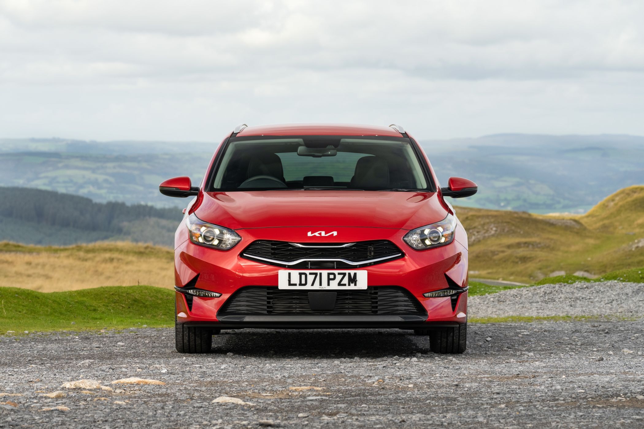 Vista frontal del Kia Ceed Tourer, diseño agresivo y dinámico que destaca por su estética moderna.