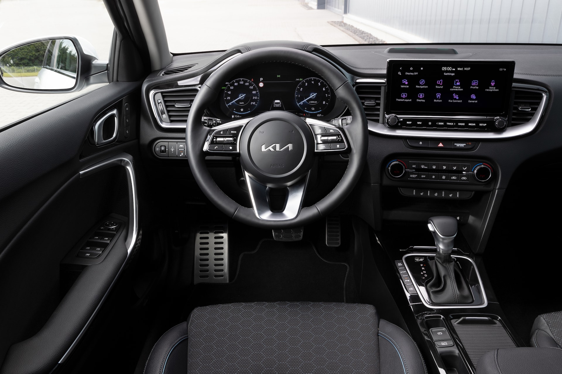 Cockpit del Kia Ceed Tourer con énfasis en el diseño del volante y la ergonomía.