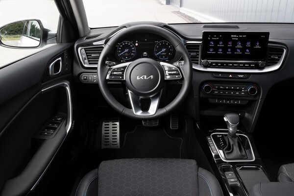 Cockpit del Kia Ceed Tourer con énfasis en el diseño del volante y la ergonomía. Cockpit del Kia Ceed Tourer con énfasis en el diseño del volante y la ergonomía.