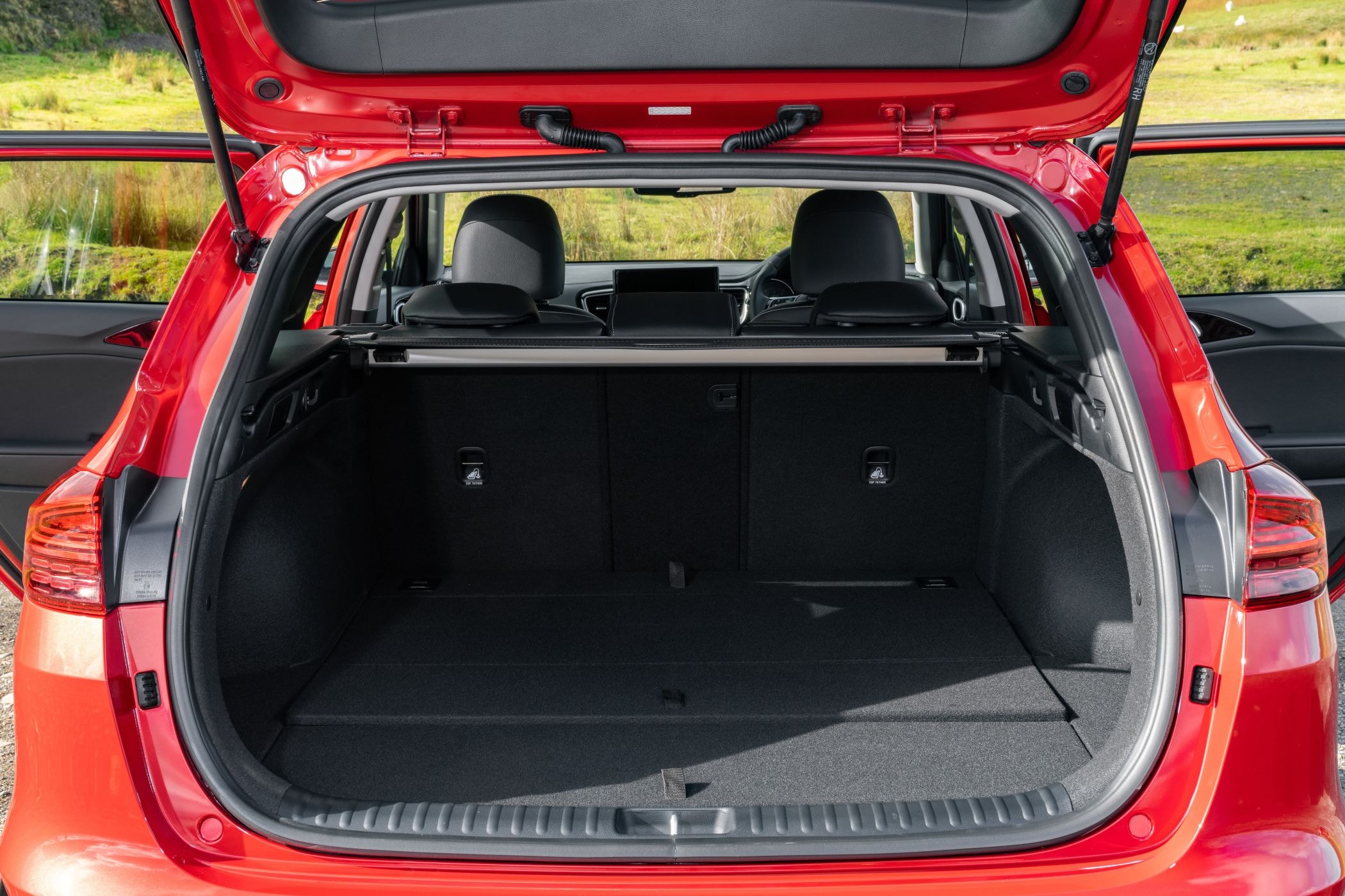 Asientos delanteros ergonómicos del Kia Ceed Tourer, diseñados para confort.