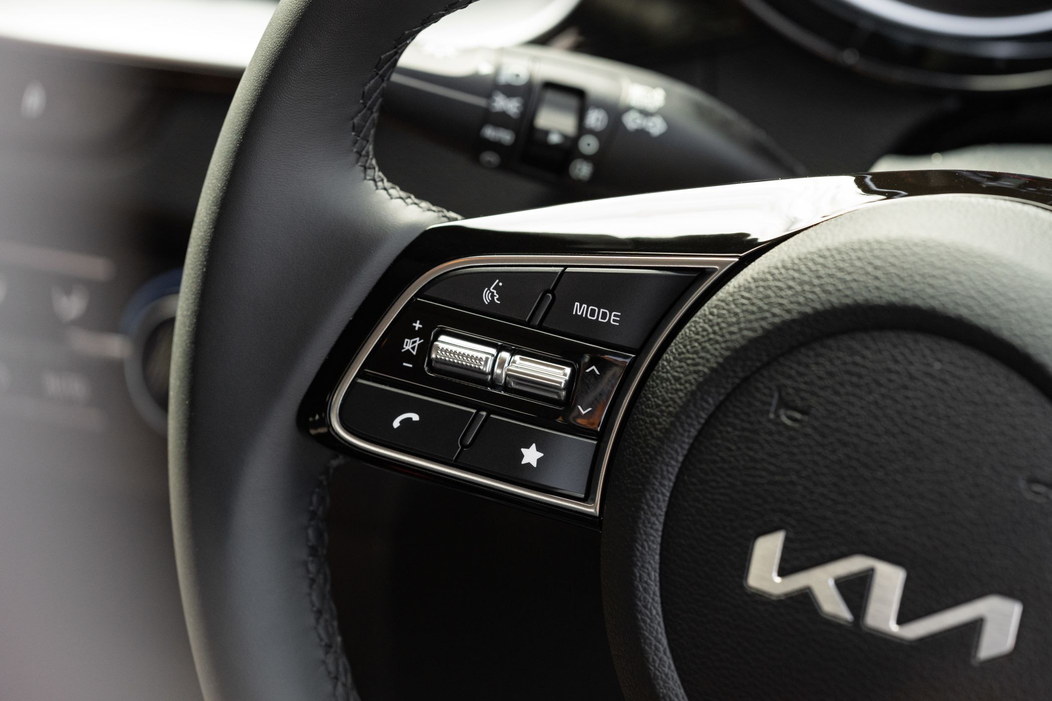 Espacio en los asientos traseros, con un diseño moderno y confortable.