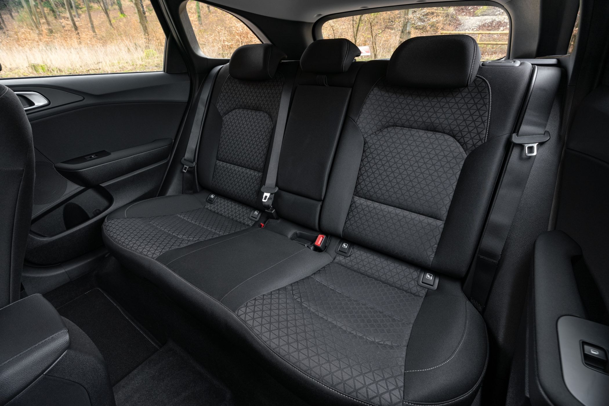 Detalle del panel de control del aire acondicionado, intuitivo y funcional.