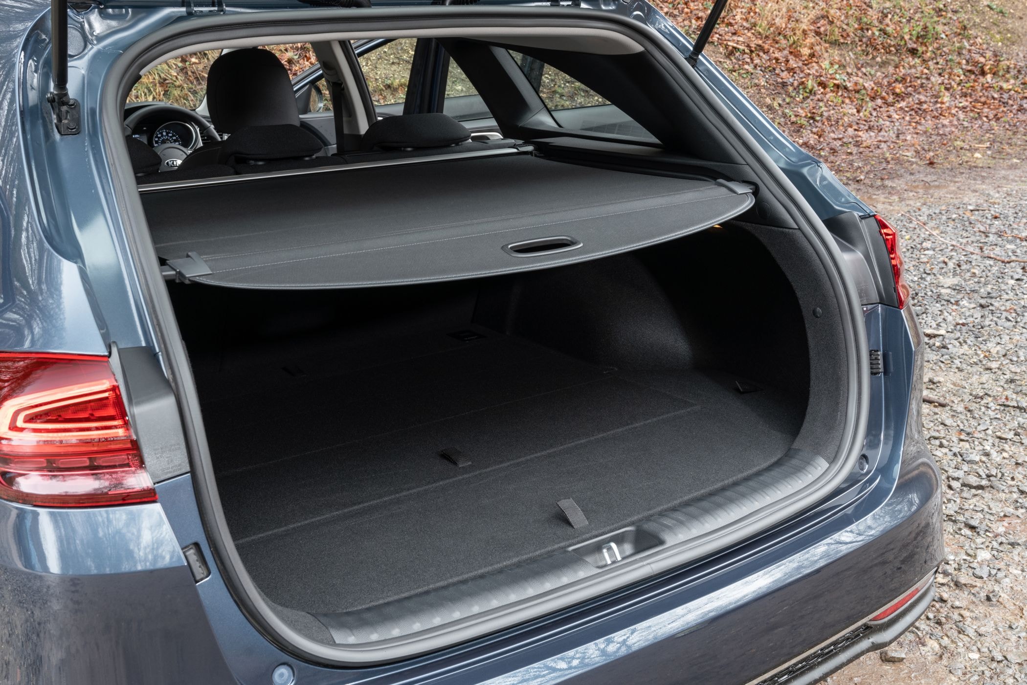 Vista lateral y trasera del Kia Ceed Tourer, mostrando su diseño moderno.