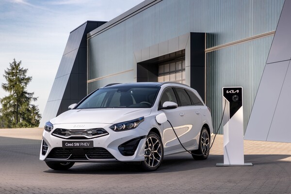 Kia Ceed Tourer híbrido enchufable, destacando su capacidad de carga eléctrica. Kia Ceed Tourer híbrido enchufable, destacando su capacidad de carga eléctrica.