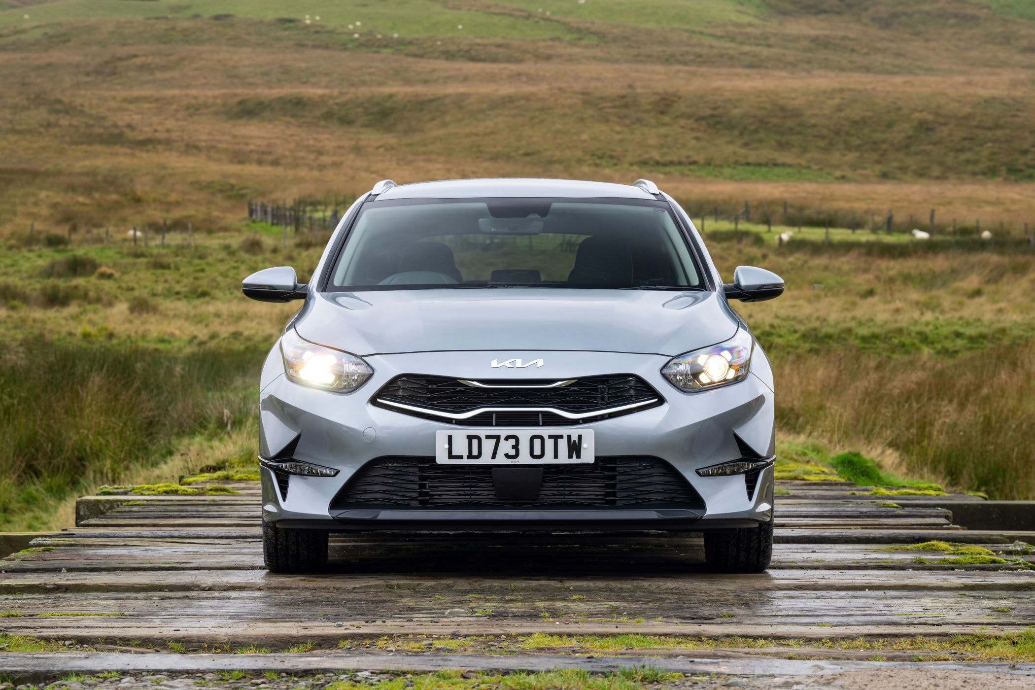 Vista frontal del Kia Ceed Tourer con una parrilla distintiva y faros estilizados.