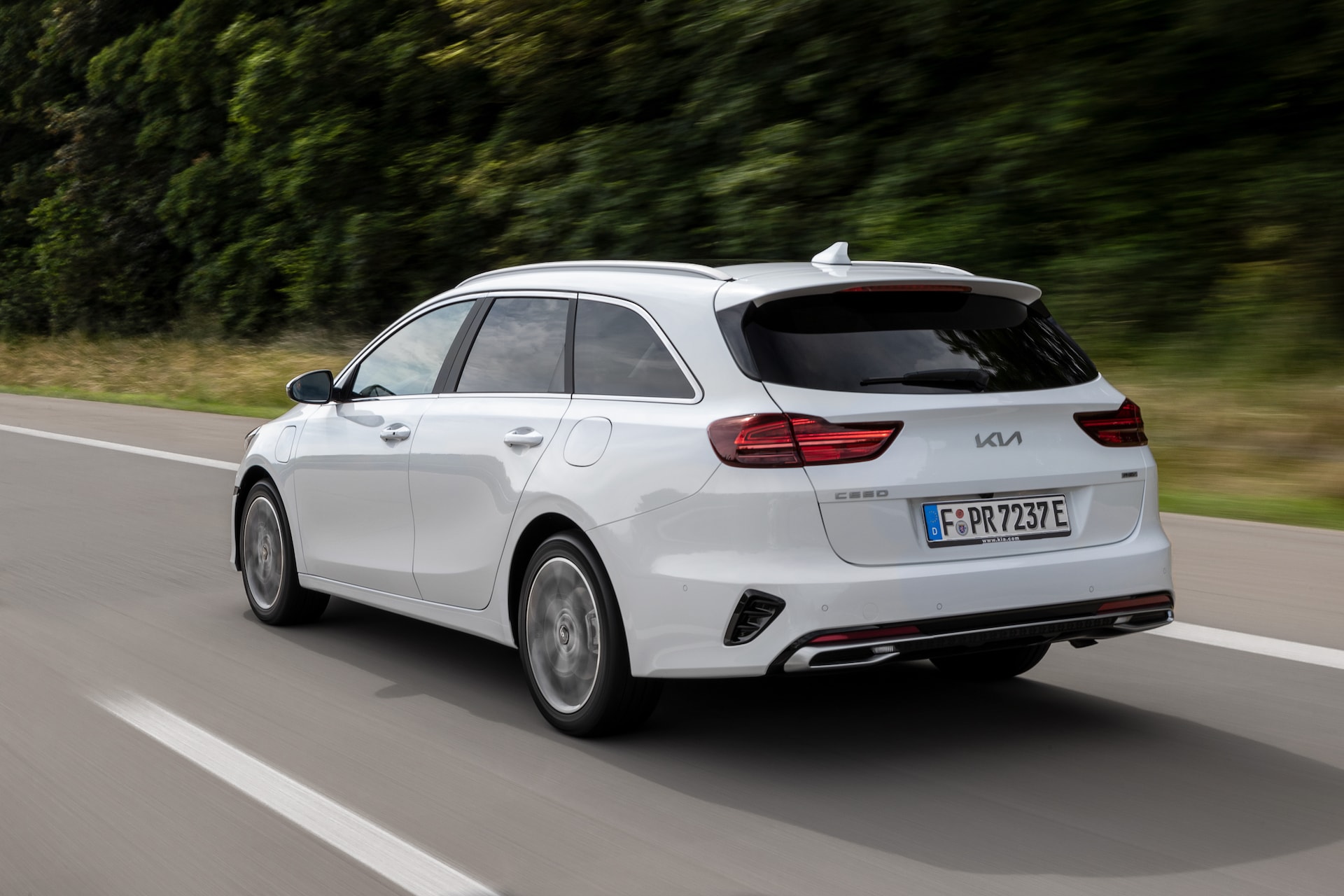 Imagen en movimiento del Kia Ceed Tourer mostrando su diseño exterior trasero y lateral.