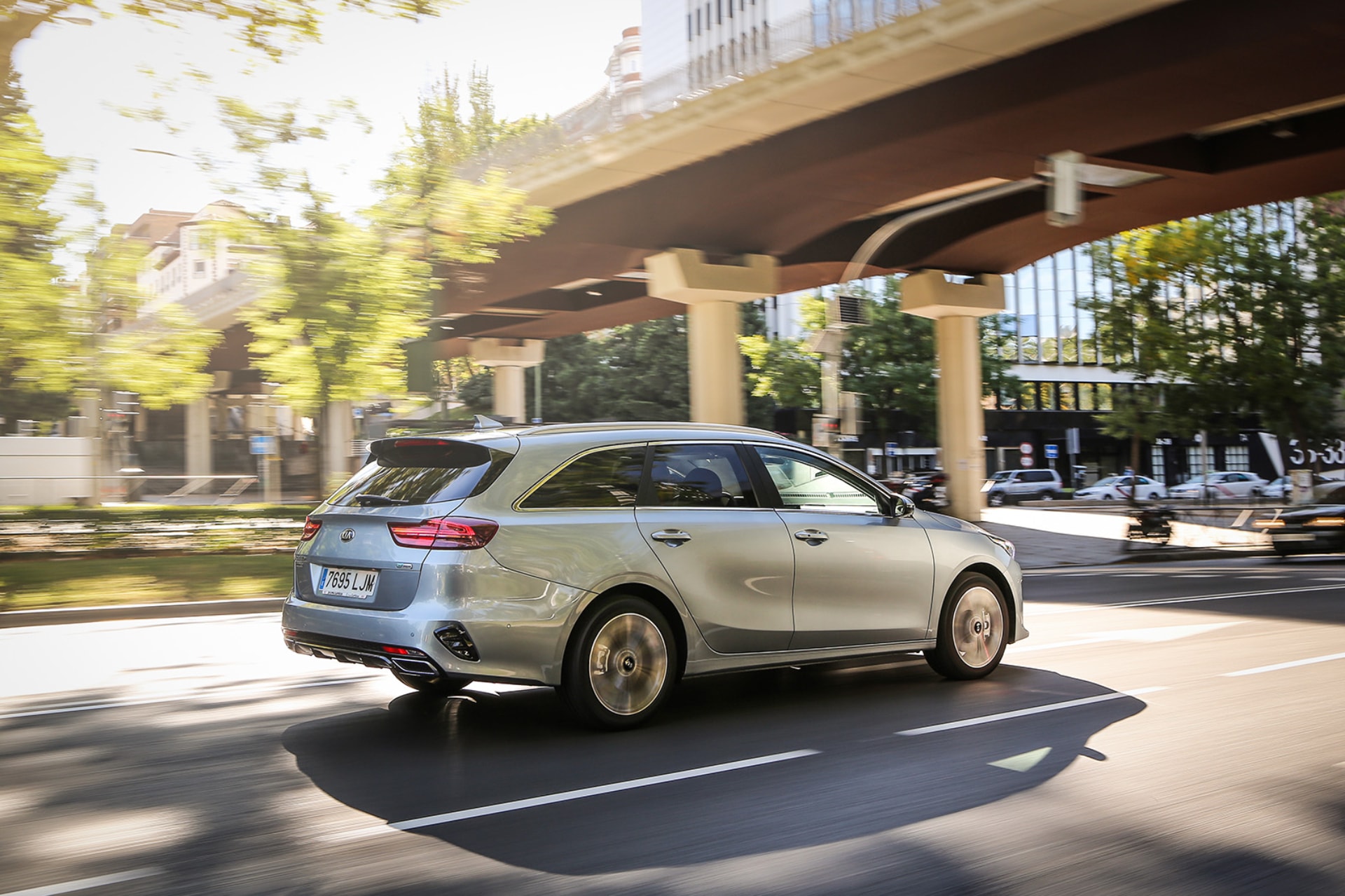 Kia Ceed Tourer captado en movimiento, mostrando su estética lateral y dinamismo.