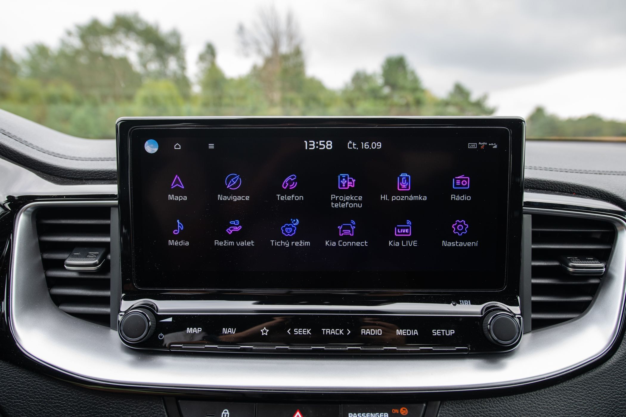 Sistema multimedia del Kia Ceed Tourer, destacando su intuitiva interfaz.