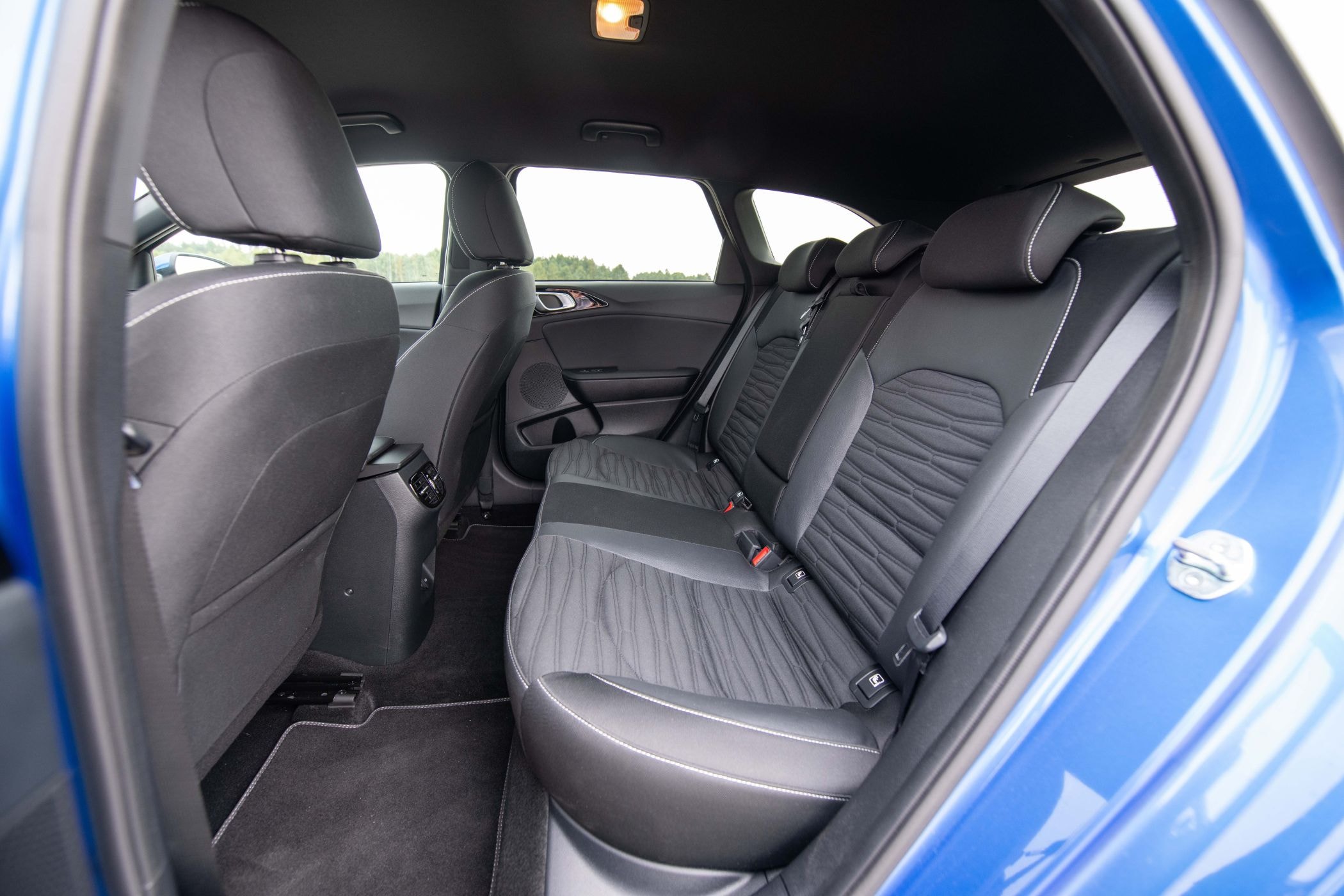 Asientos traseros del Kia Ceed Tourer, ofreciendo espacio y confort.