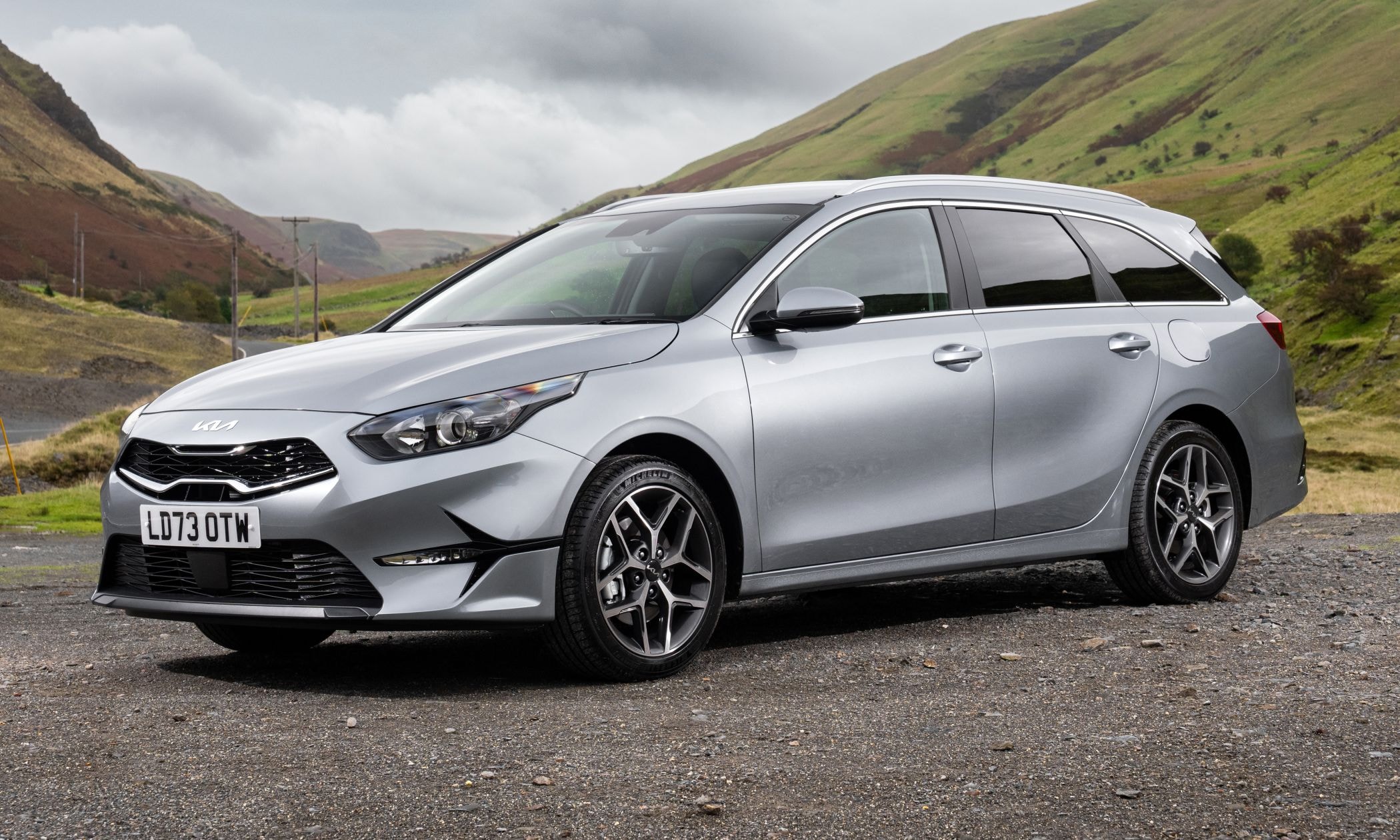 Perfil del Kia Ceed Tourer, combinando elegancia y deportivo en su diseño.