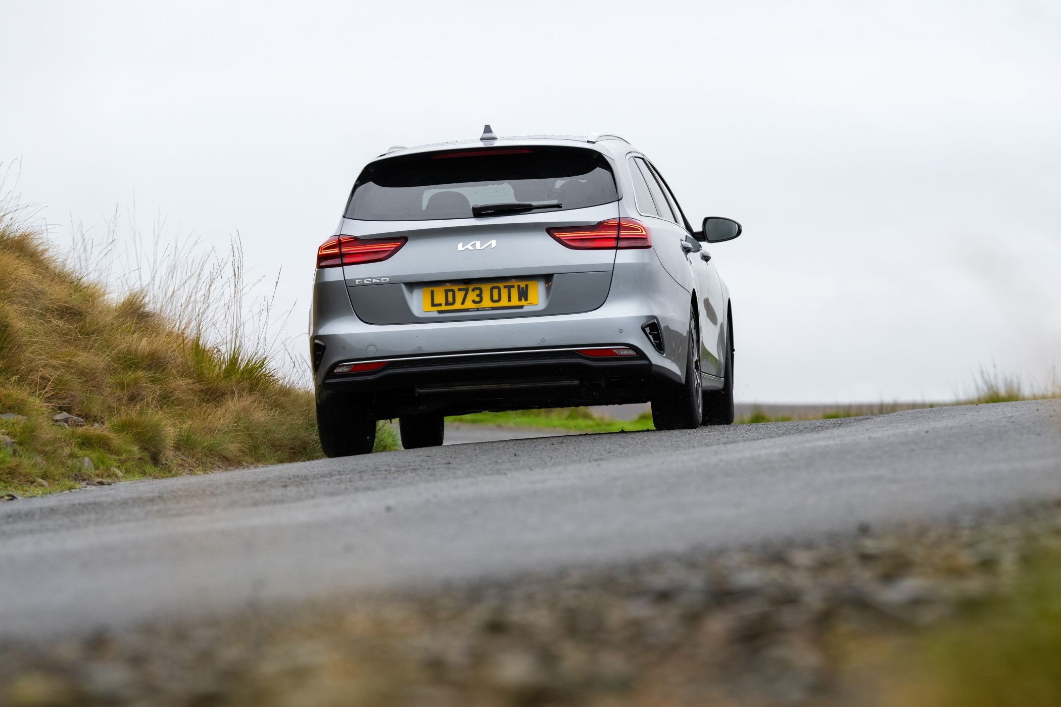 El Kia Ceed Tourer en plata ofrece un perfil dinámico y deportivo.