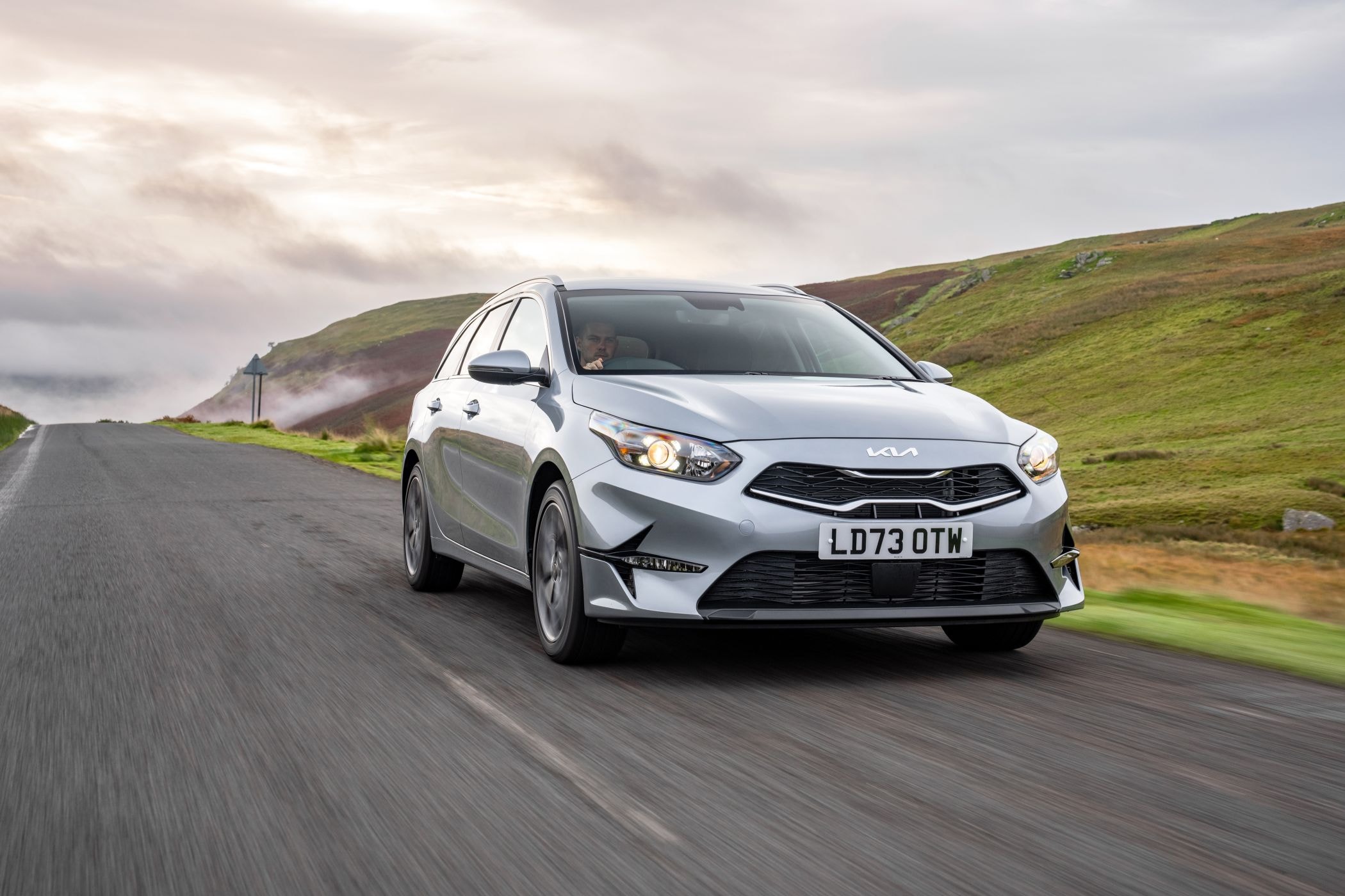 Movimiento fluido del Kia Ceed Tourer que enfatiza su rendimiento.