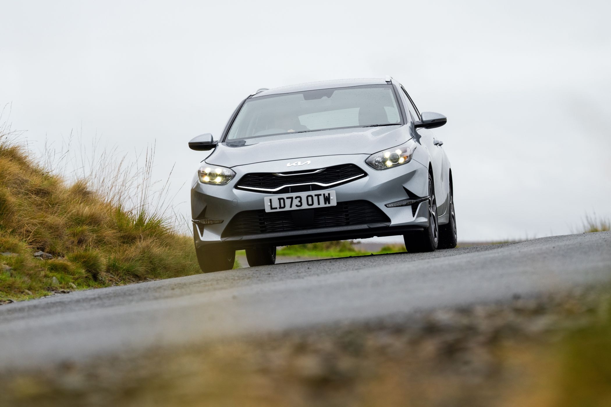 El Kia Ceed Tourer en movimiento, combina estilo y funcionalidad.