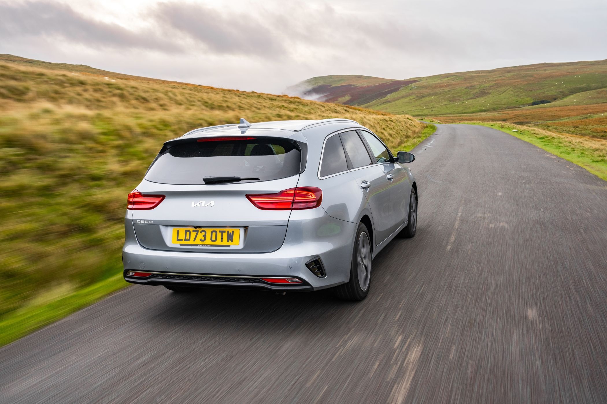 Detalles traseros del Kia Ceed Tourer que reflejan su carácter robusto.