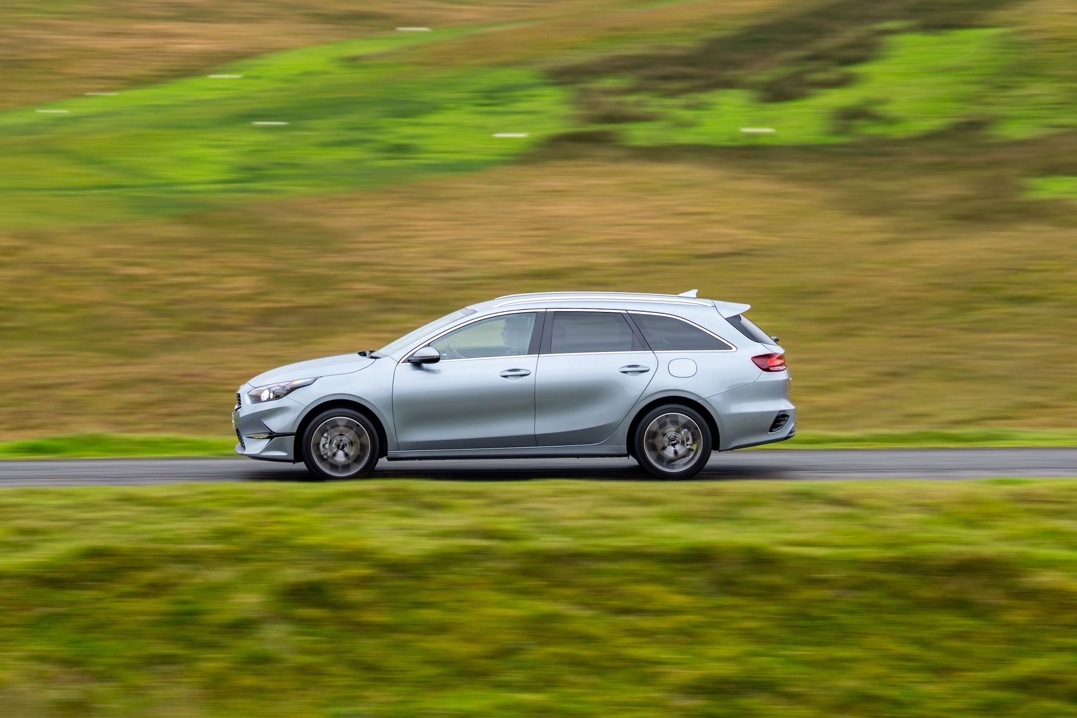 Vista frontal del Kia Ceed Tourer, mostrando su diseño atractivo y moderno.