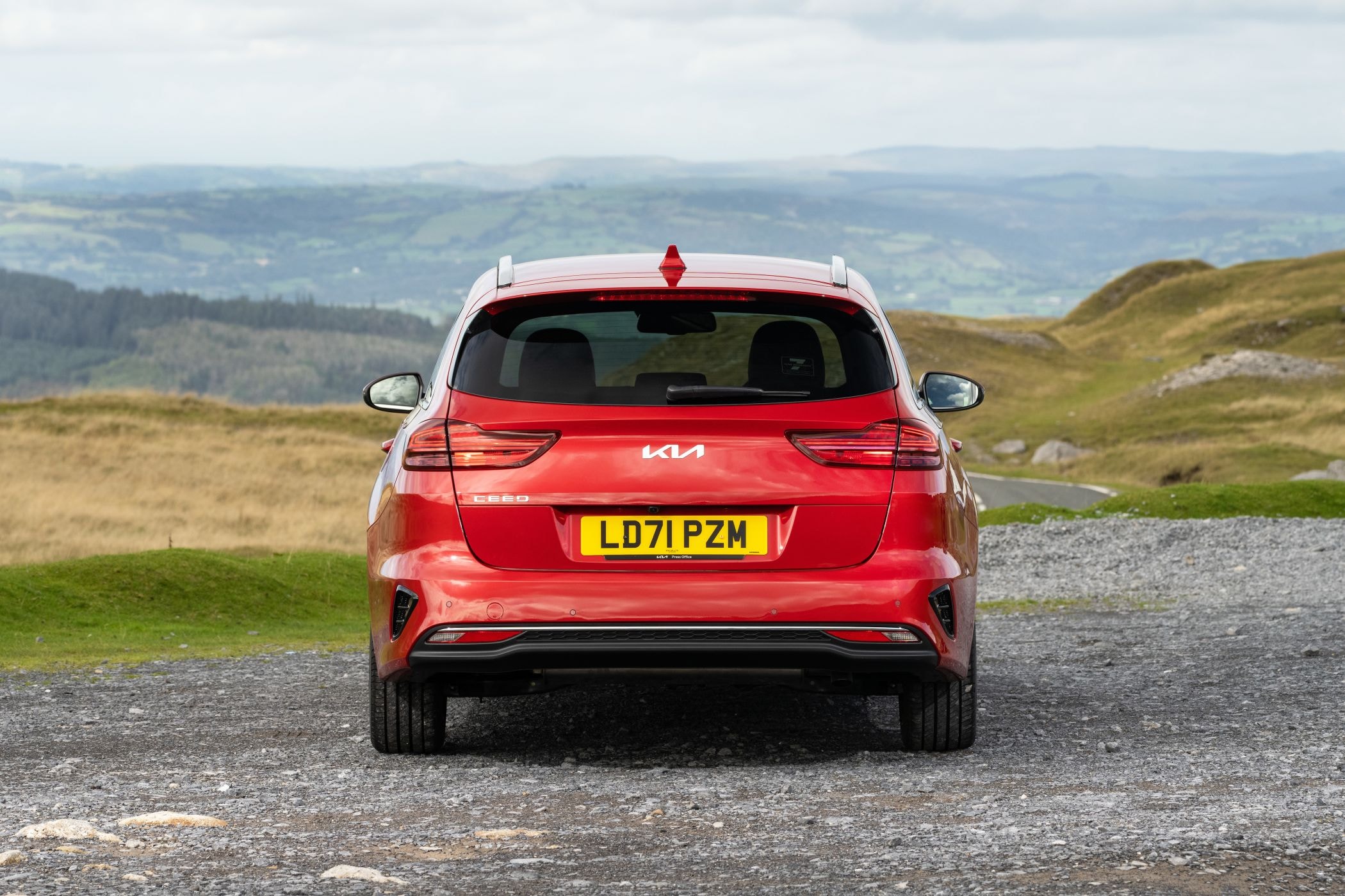 El Kia Ceed Tourer en rojo destaca por su elegancia en cada esquina.