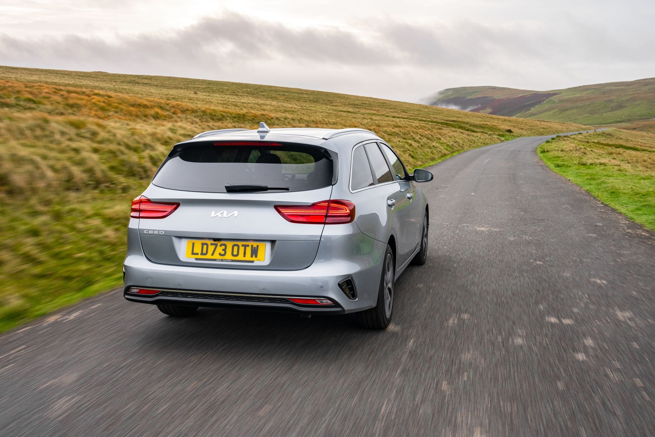 Diseño trasero del Kia Ceed Tourer, resaltando sus líneas estilizadas.