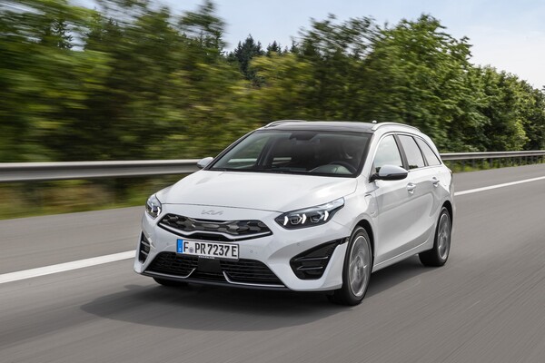 Vista dinámica del Kia Ceed Tourer enfocando su frontal mientras está en movimiento.