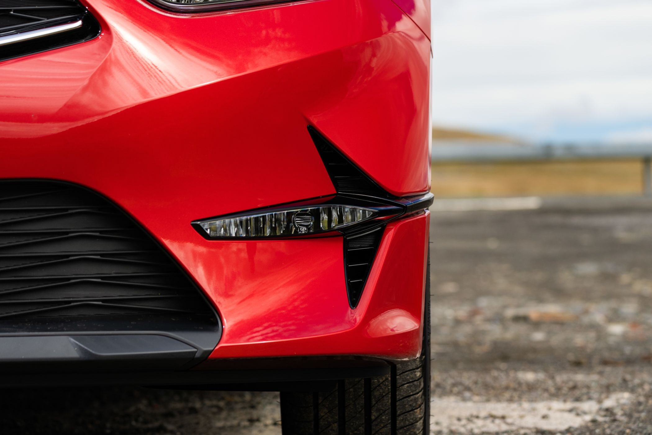 Logo Kia prominente en el frontal, destaca el diseño deportivo.