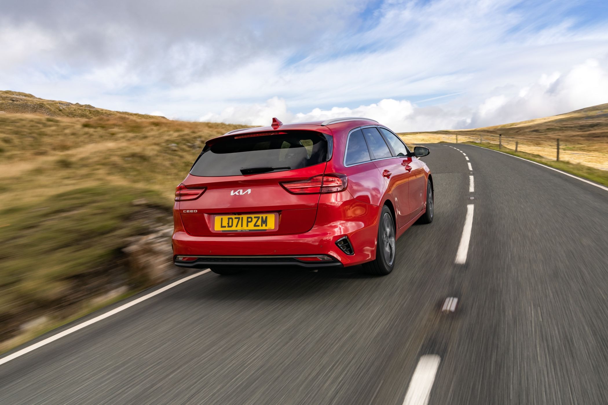 Diseño de luces traseras con tecnología LED, proporciona estilo.