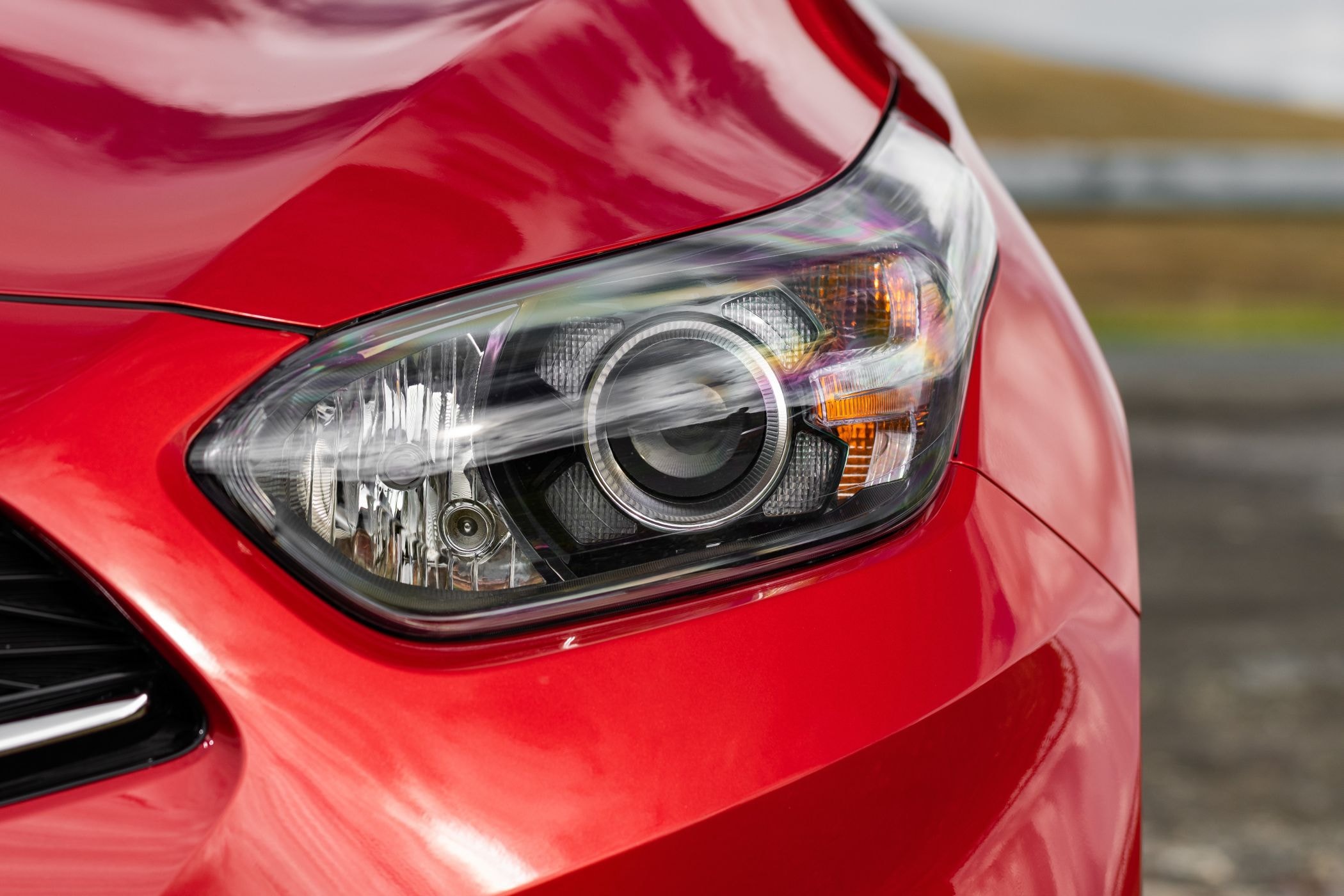 Detalles del parachoque delantero con un diseño agresivo y moderno.