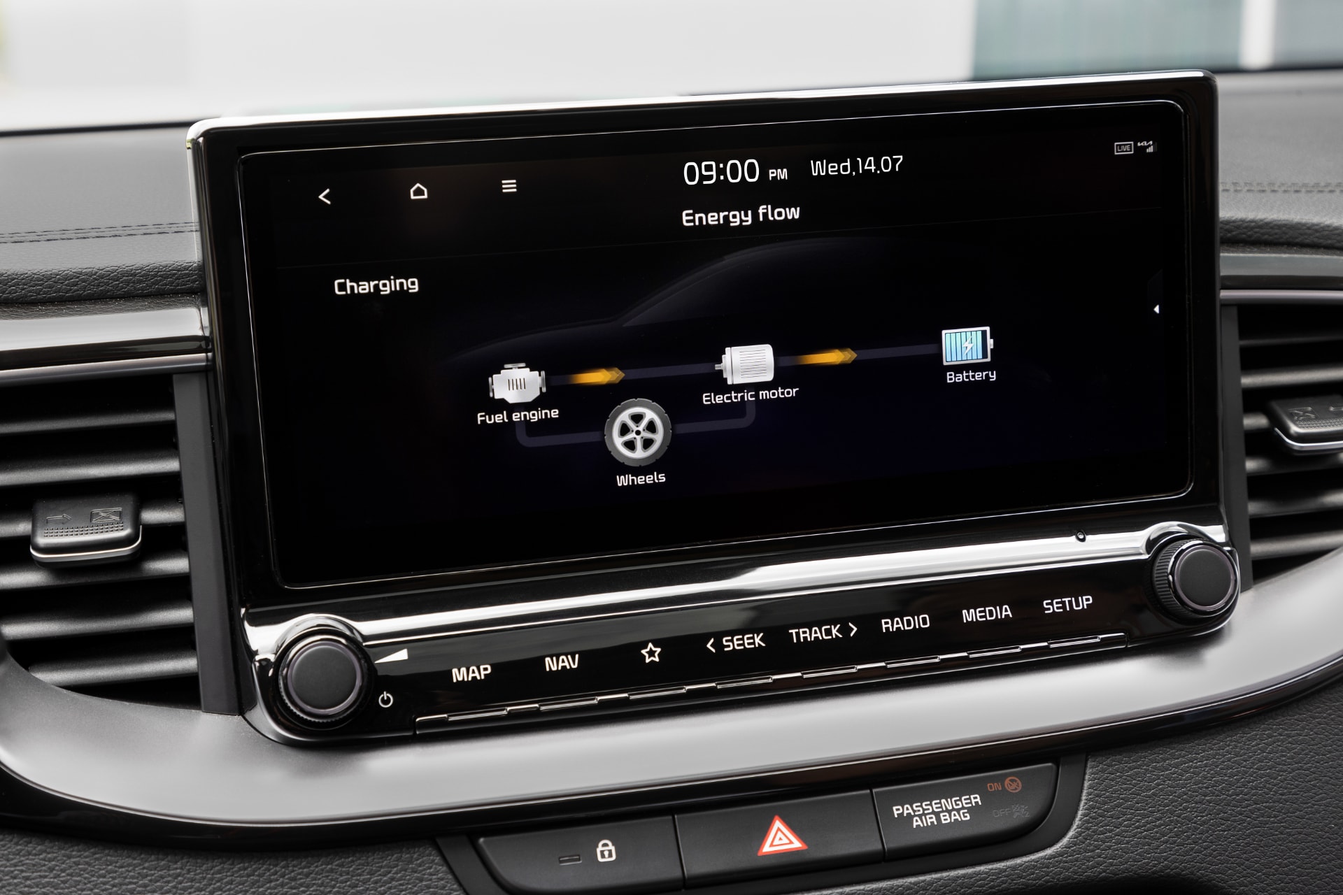Pantalla de infotainment con gráficos de flujo de energía en el Ceed Tourer PHEV.