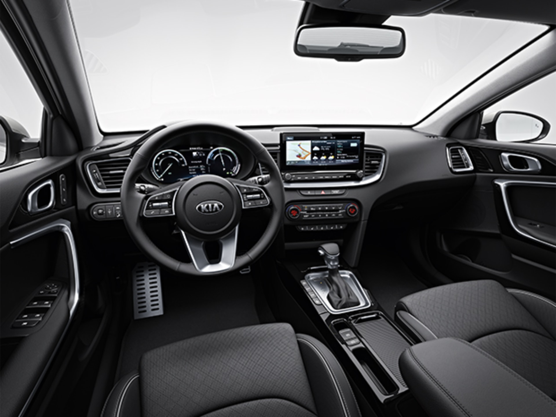 Amplia visión del habitáculo que muestra la calidad de los materiales y la ergonomía del diseño.