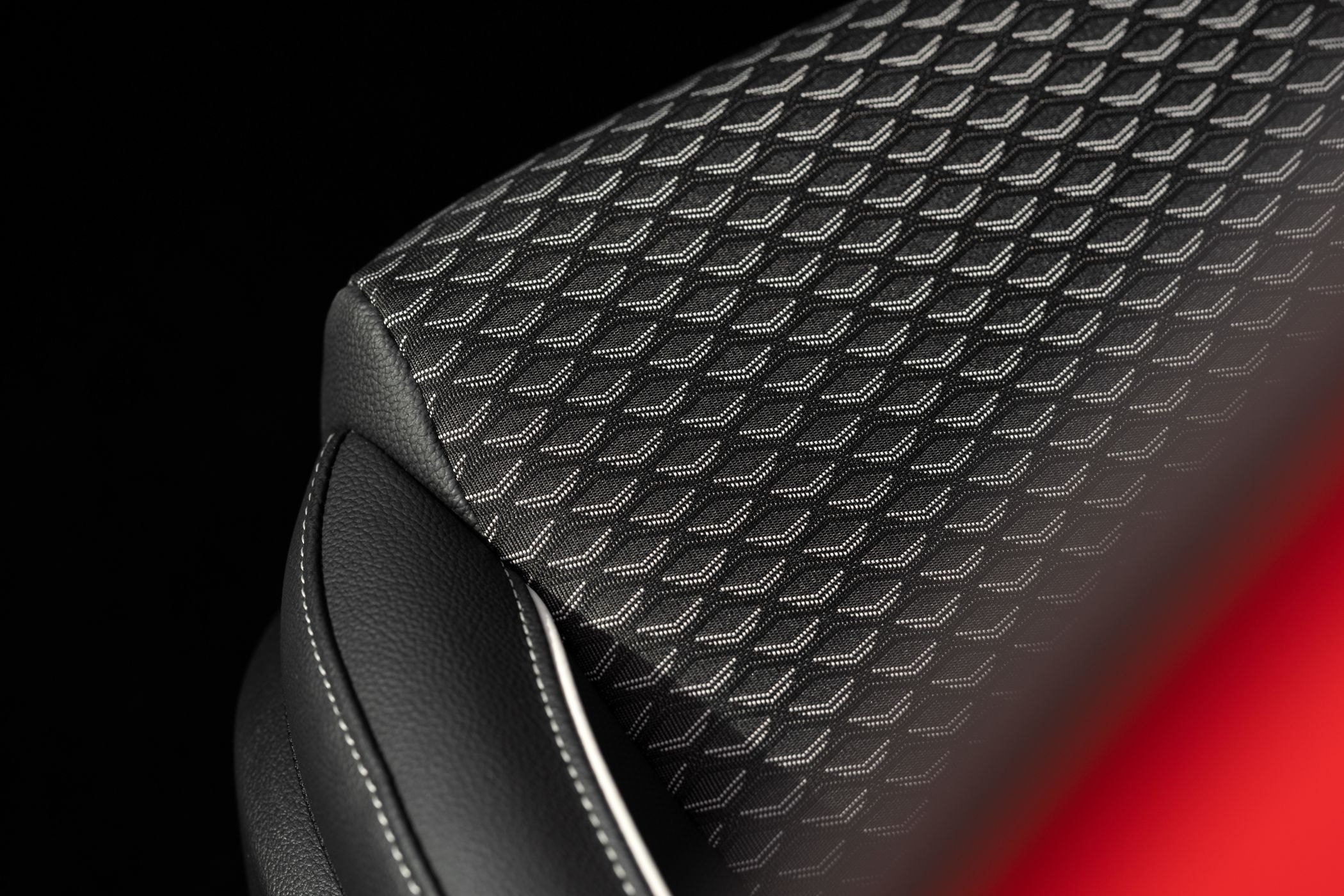 Volante ergonómico con logo de Kia, diseño moderno y funcional.