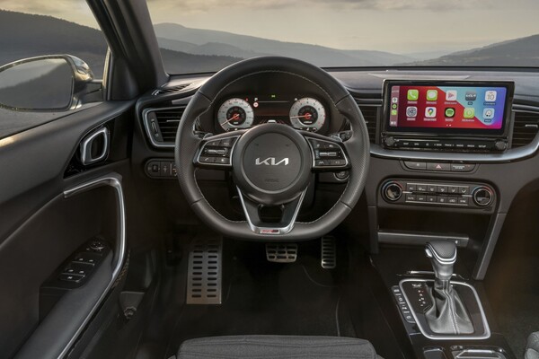 Vista detallada del interior del Kia Ceed, con tecnología intuitiva al alcance del conductor. Vista detallada del interior del Kia Ceed, con tecnología intuitiva al alcance del conductor.