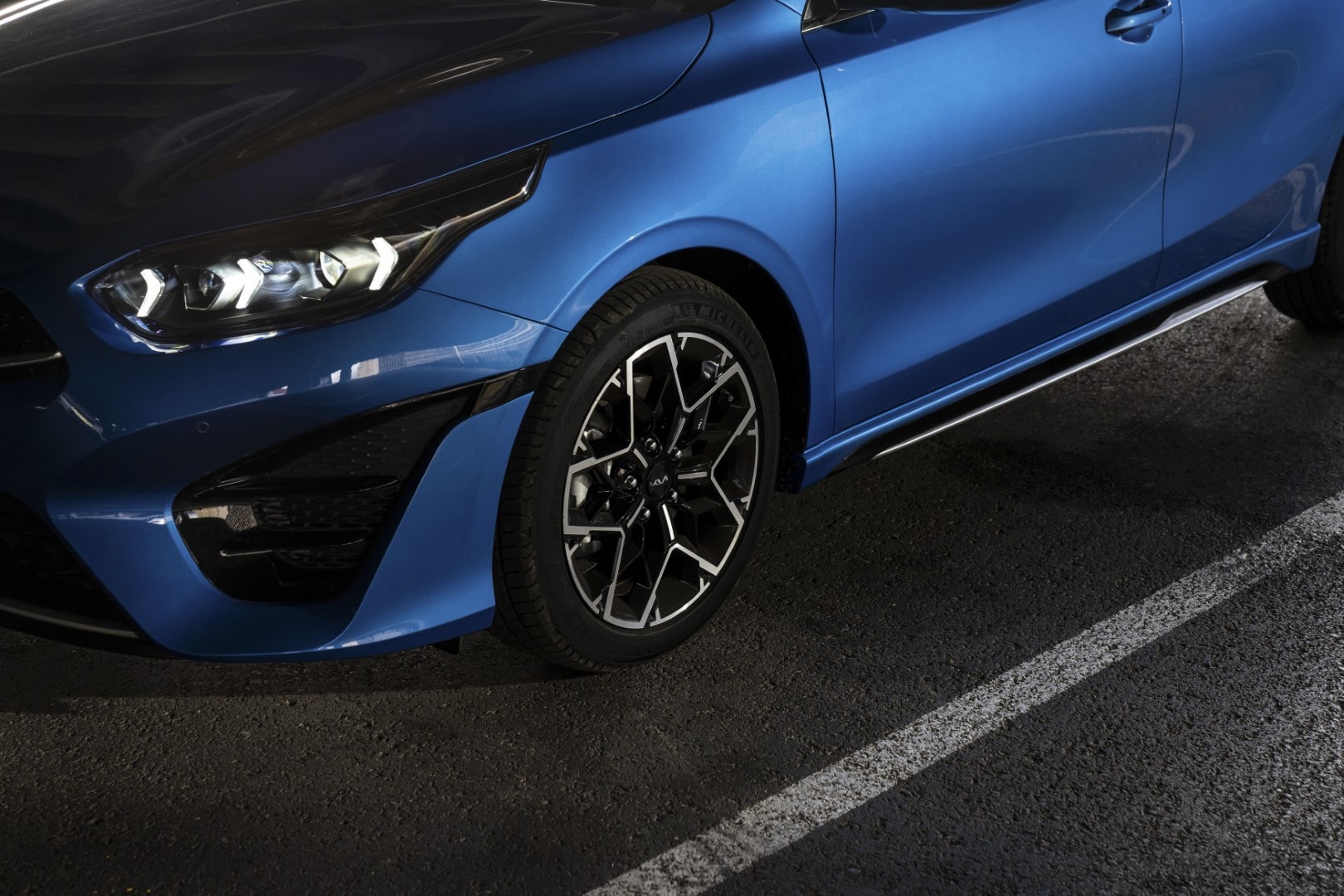 Frontal del Kia Ceed 2023, destacando su distintiva parrilla.