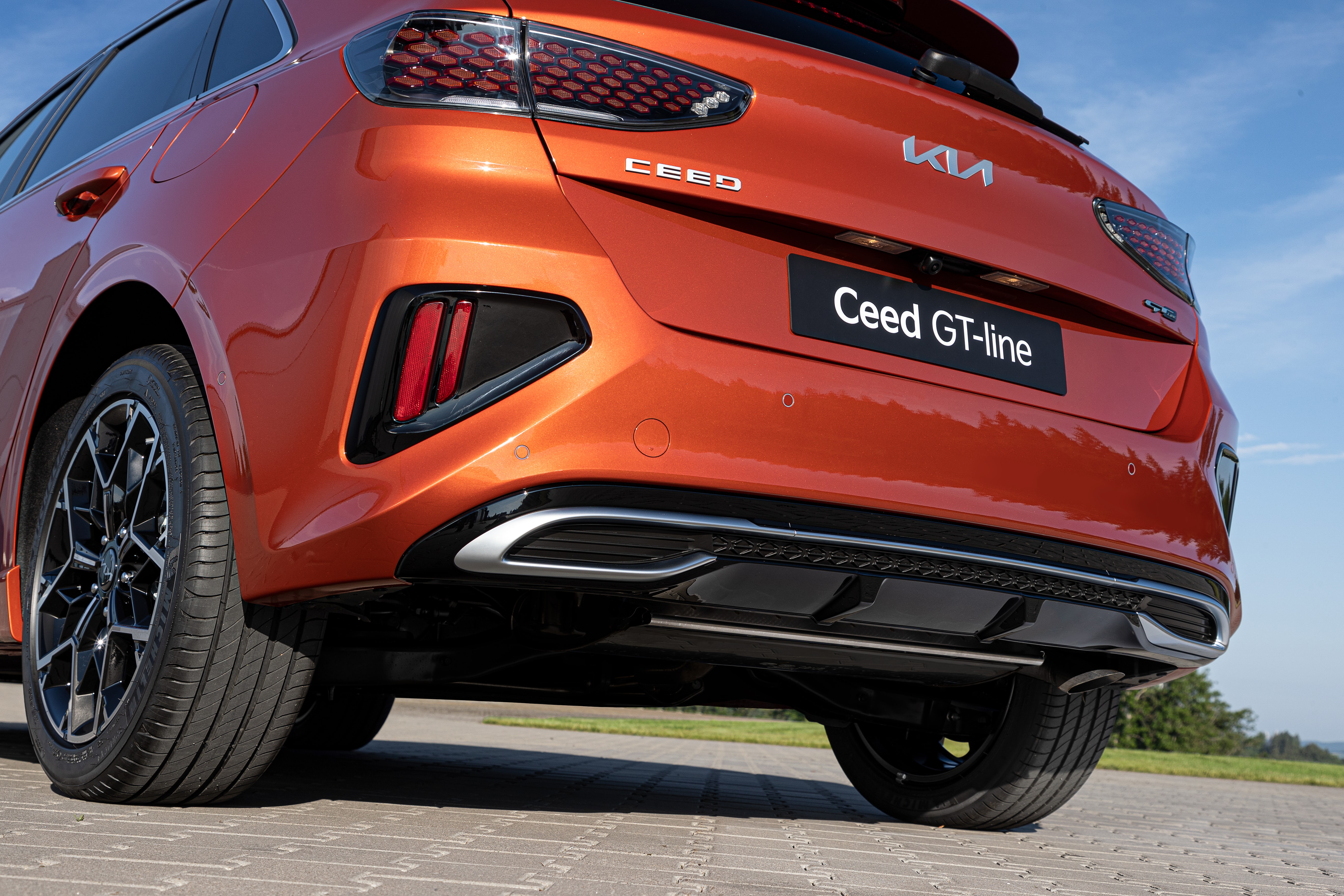 Sistema multimedia del Kia Ceed 2023, diseño intuitivo y moderno.