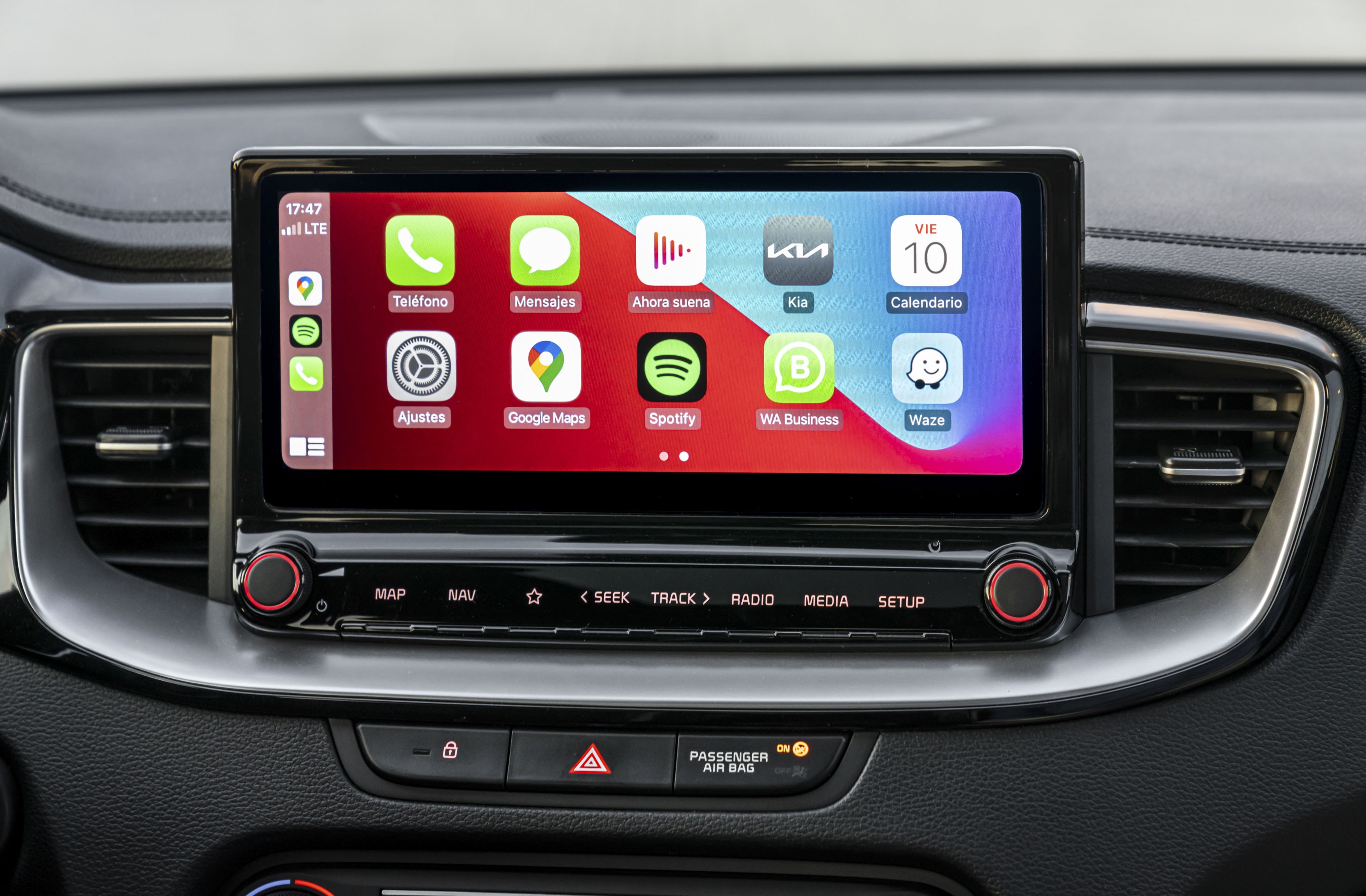 Pantalla de infoentretenimiento del Kia Ceed 2023, conectividad avanzada.