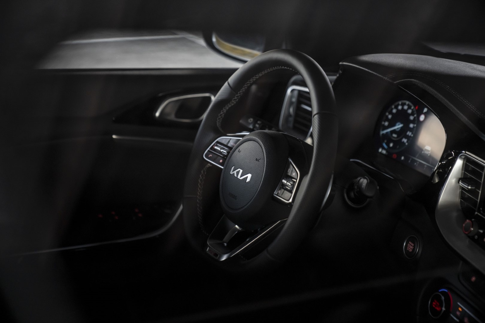 Detalle de rueda del Kia Ceed 2023, mostrando su diseño deportivo.