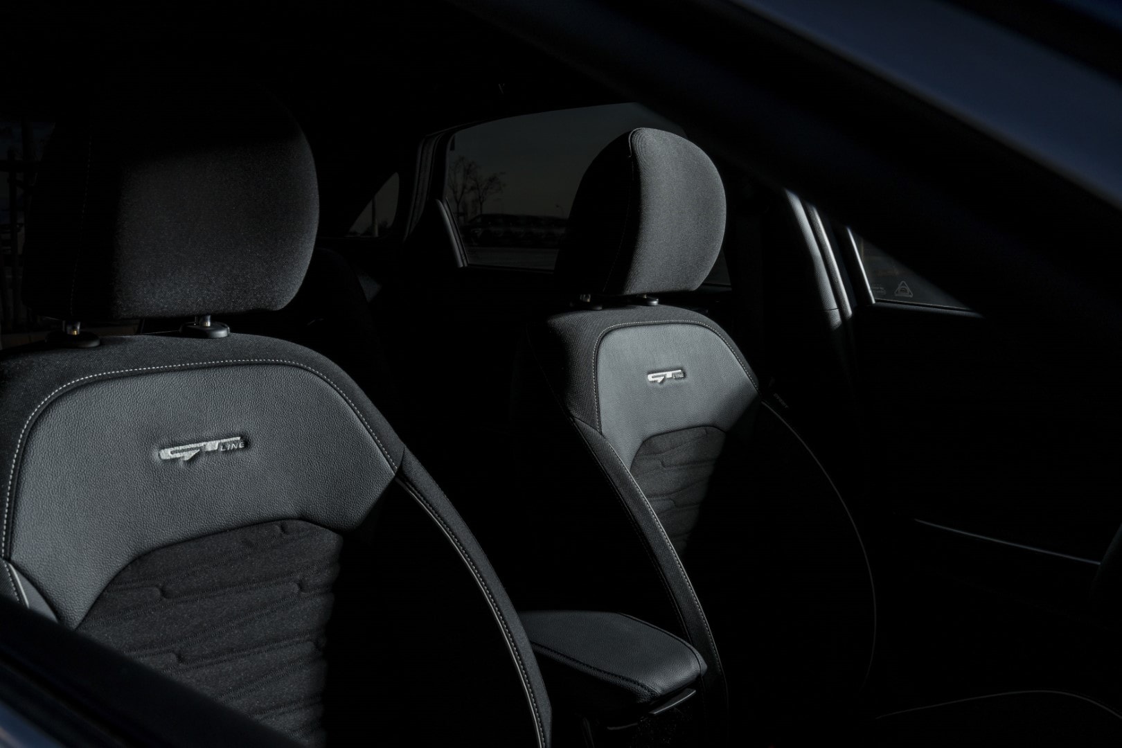 Vista del volante del Kia Ceed 2023, con instrumentos digitales.