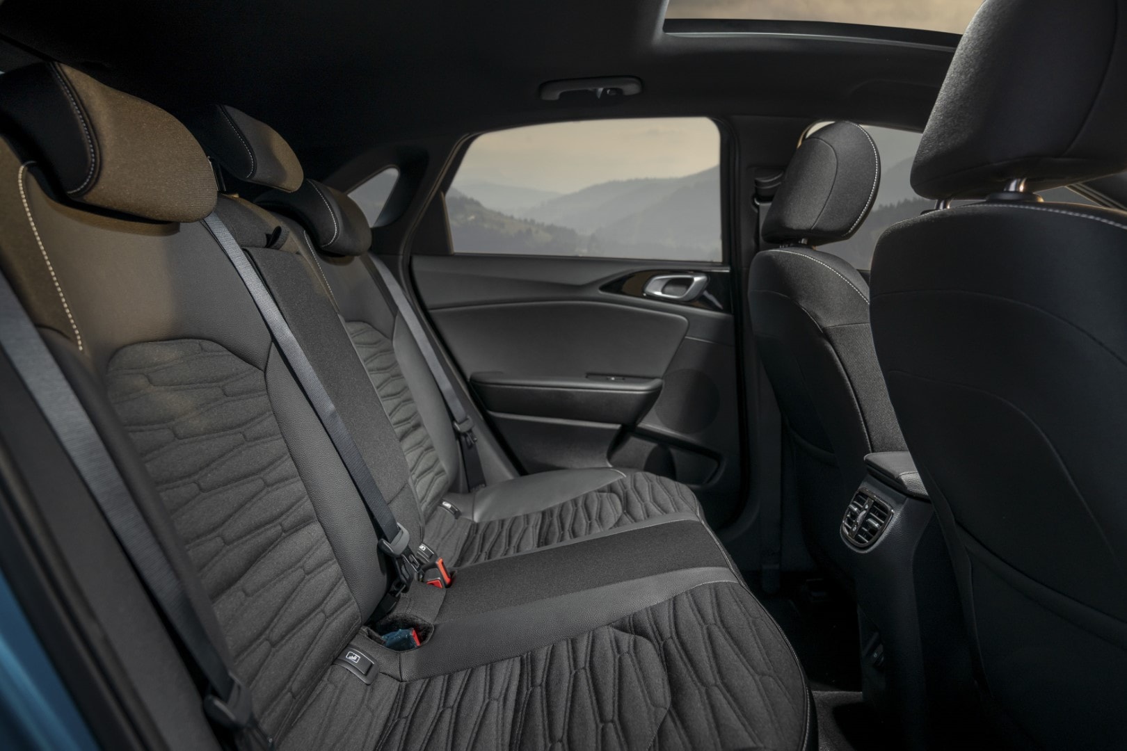 Volante y pantalla del Kia Ceed 2023, un diseño moderno y funcional.