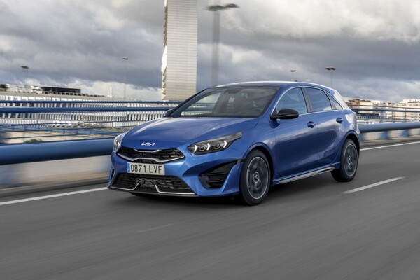 El Kia Ceed en movimiento, destacando su diseño deportivo y aerodinámico. El Kia Ceed en movimiento, destacando su diseño deportivo y aerodinámico.