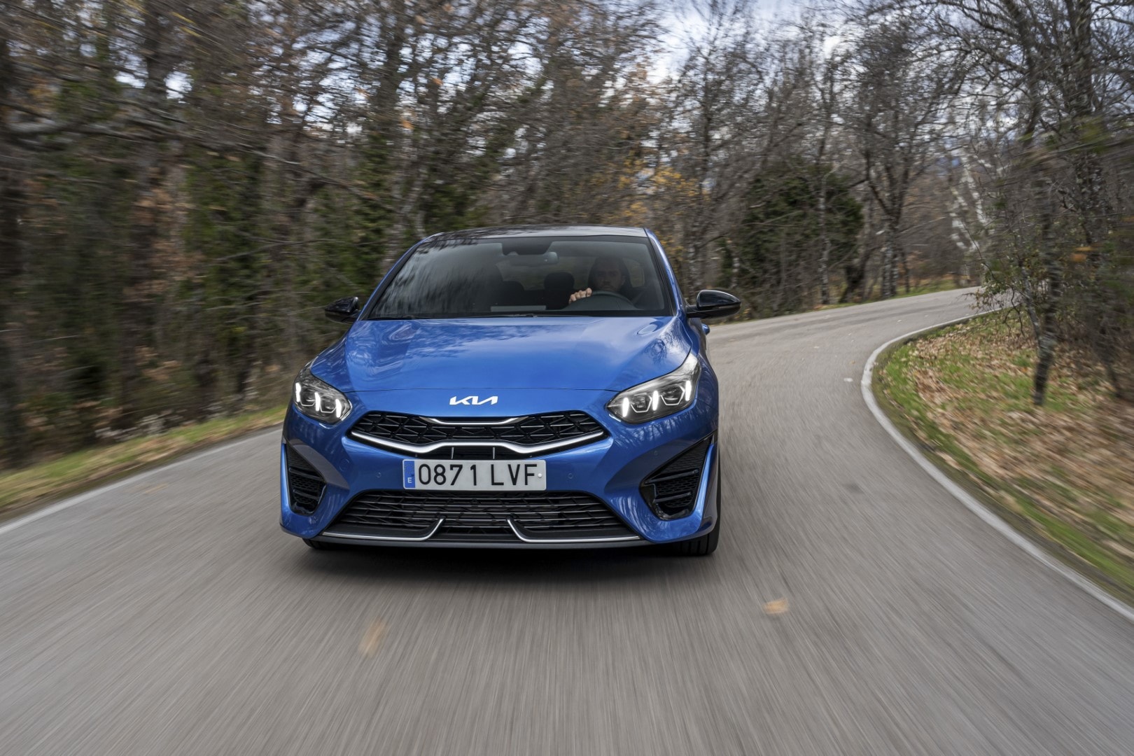 Kia Ceed en un entorno natural, mostrando su versatilidad y diseño.