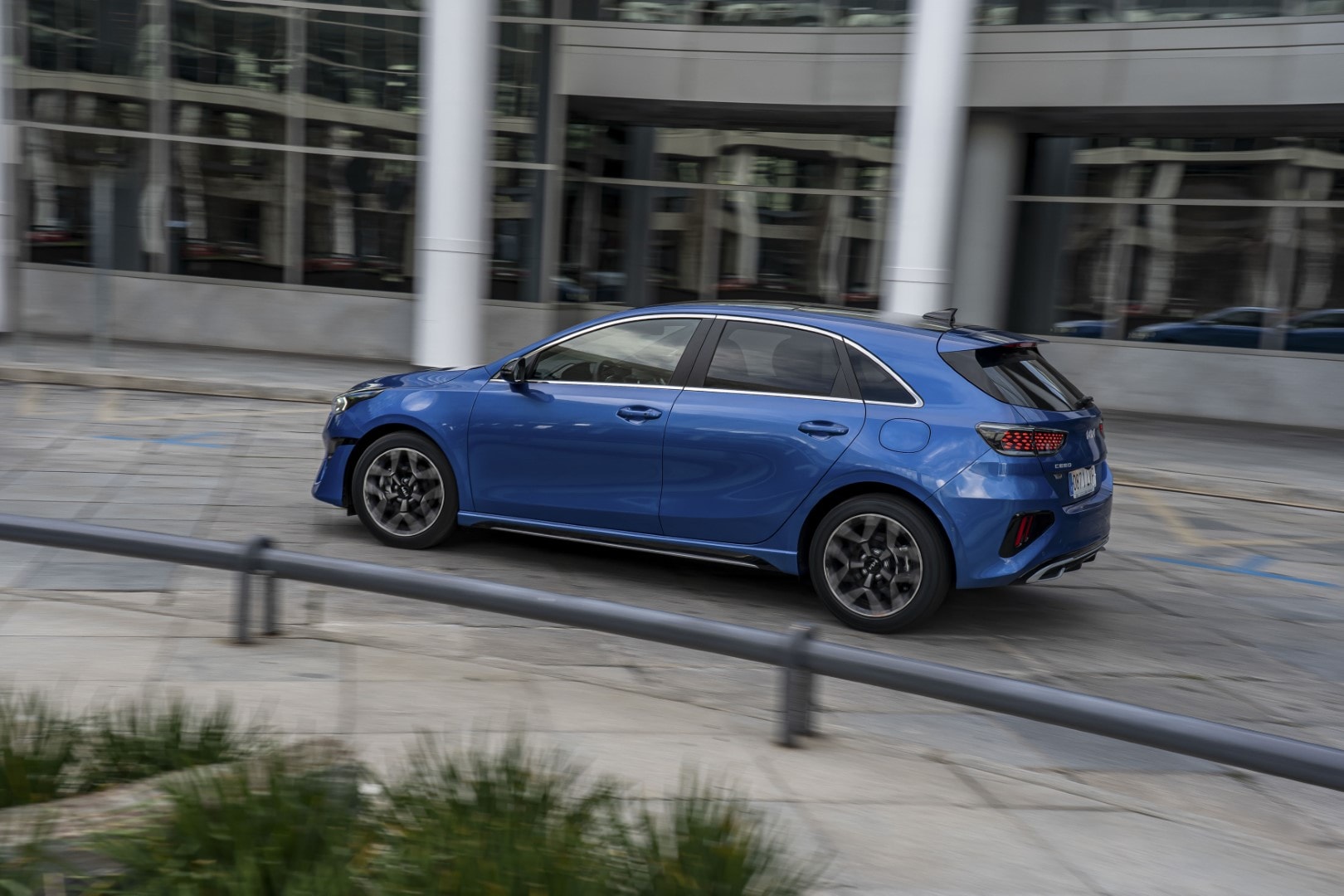 Vista trasera enfatizando los detalles del diseño del Kia Ceed.