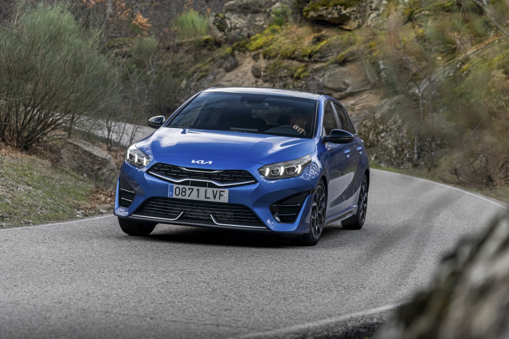 Vista frontal y lateral del Kia Ceed, destacando sus líneas agresivas y elegancia.