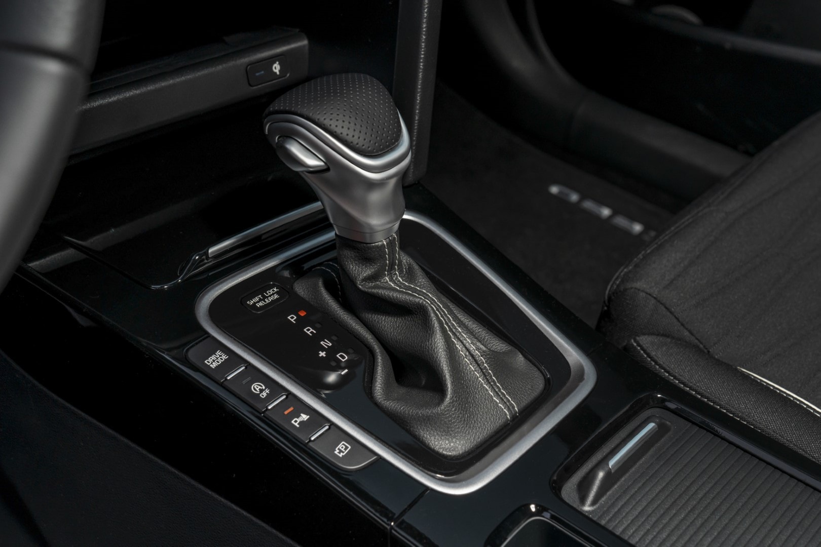 Vista lateral del Kia Ceed, resaltando su diseño dinámico y deportivo.