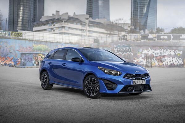 El frontal característico del Kia Ceed, resaltando su parrilla y faros. El frontal característico del Kia Ceed, resaltando su parrilla y faros.