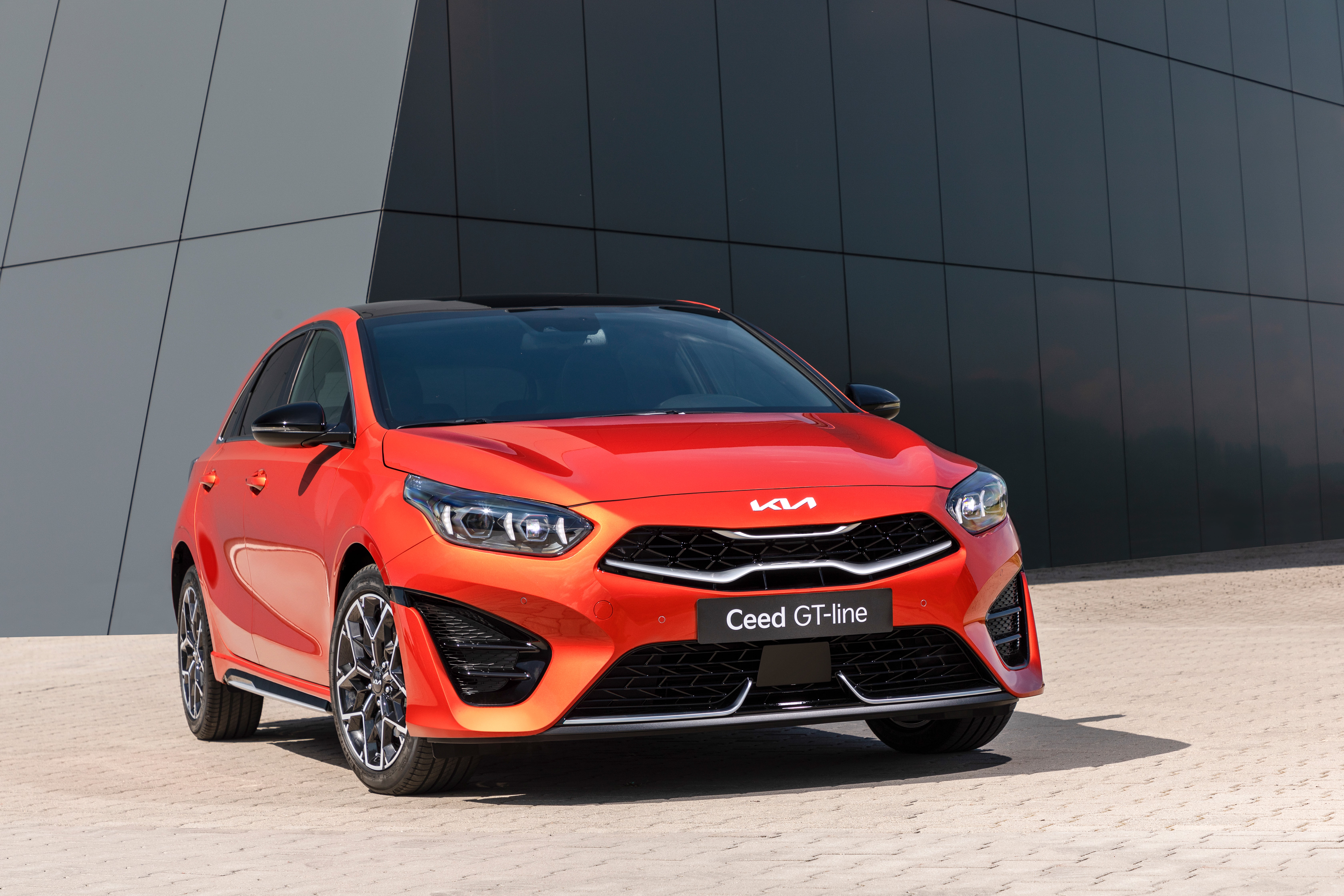 El Kia Ceed GT-Line, con su audaz parrilla y líneas agresivas que atrapan miradas.