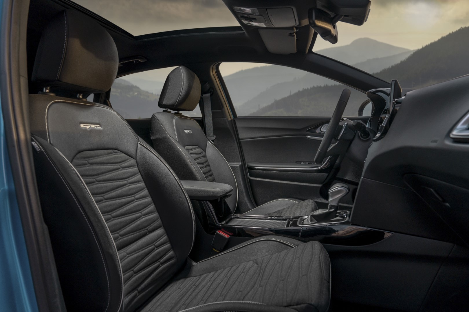 Interior del Kia Ceed, muestra los cómodos asientos y el espacio bien diseñado.