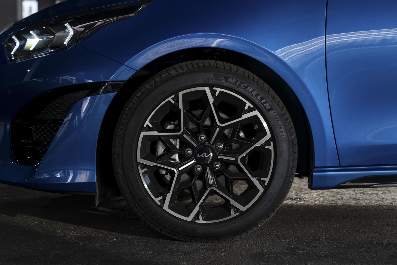 Impresionante vista lateral del Kia Ceed en movimiento, enfatizando su aerodinámica.