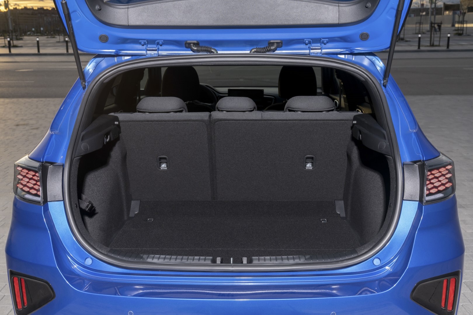 Detalle del mando de cambio del Kia Ceed, con acabados elegantes y funcionales.