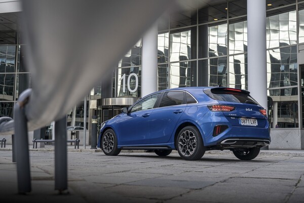 Perfil del Kia Ceed con fondo urbano, mostrando su estilo contemporáneo. Perfil del Kia Ceed con fondo urbano, mostrando su estilo contemporáneo.