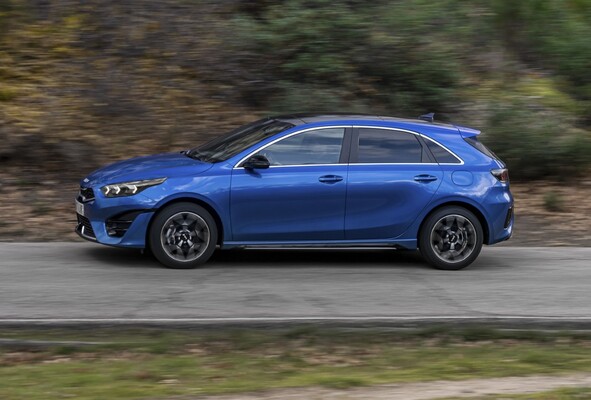 Vista trasera del Kia Ceed, combinando estilo y funcionalidad en su diseño. Vista trasera del Kia Ceed, combinando estilo y funcionalidad en su diseño.