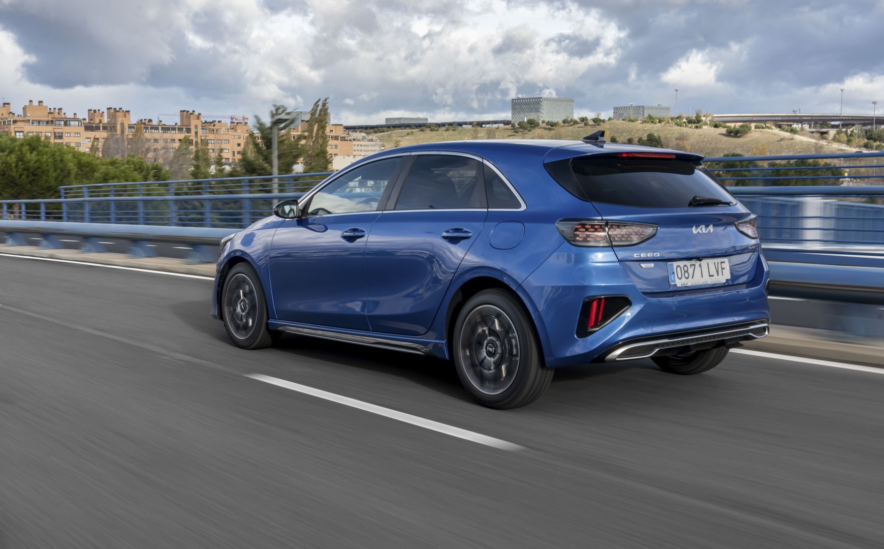 Detalle de la rueda del Kia Ceed, mostrando la elegancia de su diseño.