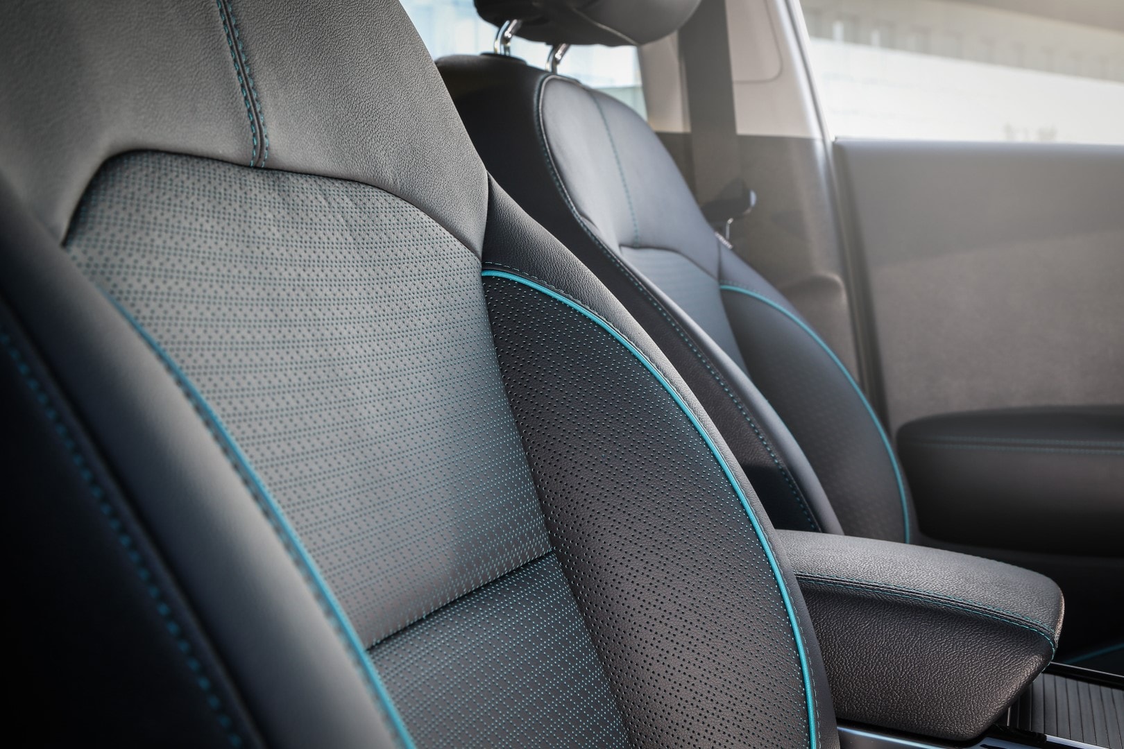 Asientos con costuras en contraste que resaltan la calidad del habitáculo.
