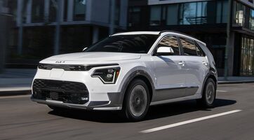 Kia e-Niro en movimiento mostrando su lado delantero y perfil. Kia e-Niro en movimiento mostrando su lado delantero y perfil.